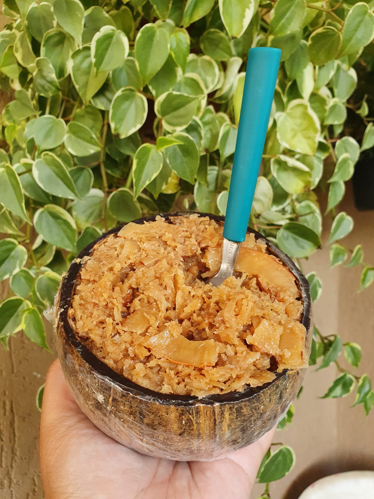 Cocada cremosa servida no próprio coco